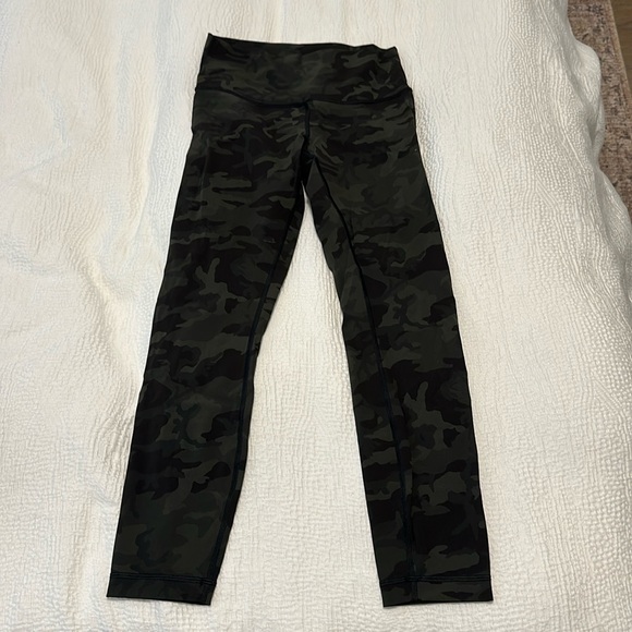 Lululemon camo 25” size 6 (old wunder under) - Picture 1 of 2